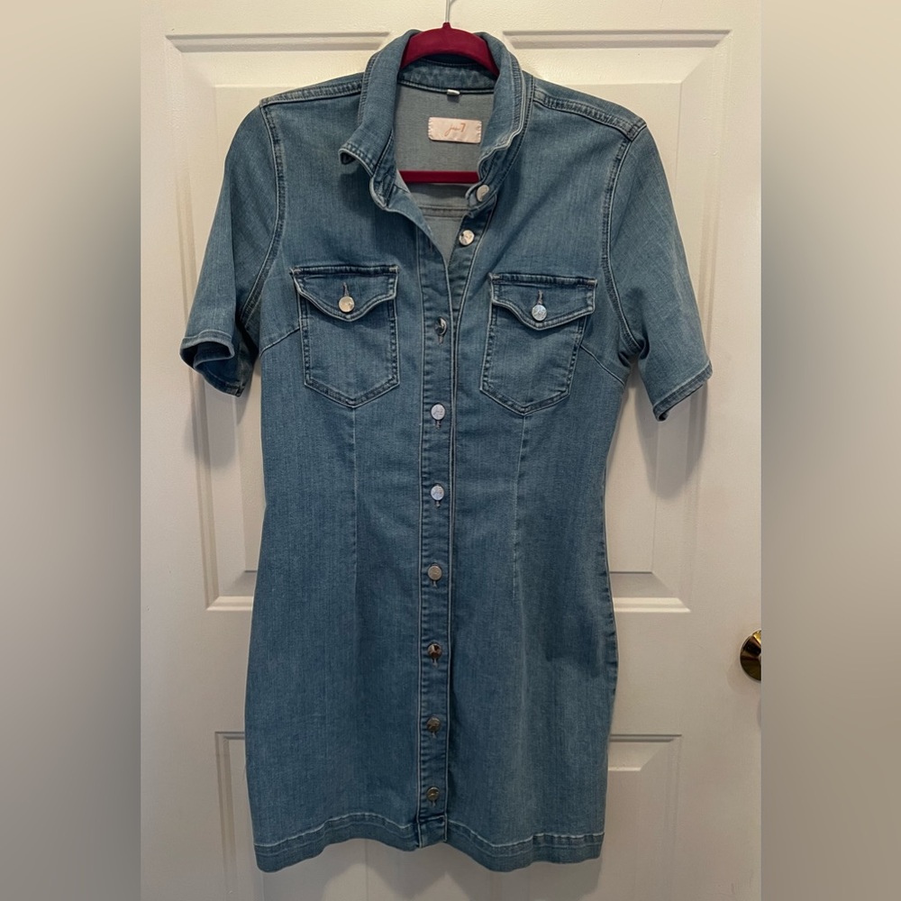 Jen7
Daisy Button-Up Denim Dress